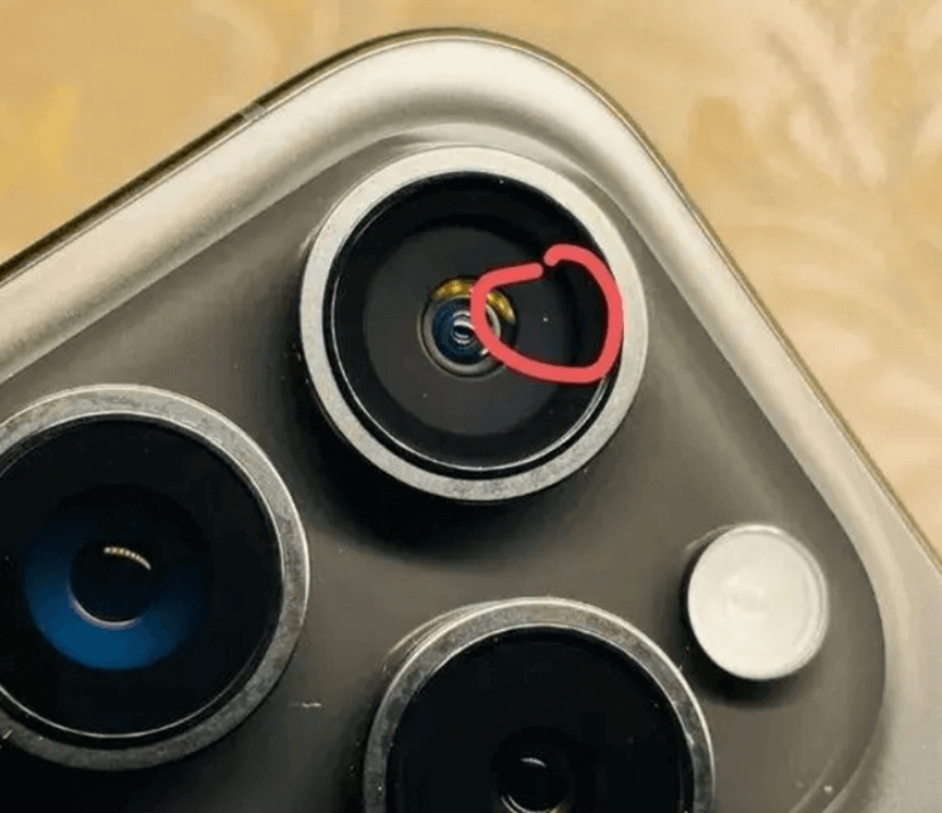 图片9. iPhone 15 新机后置镜头中有灰尘小白点.png 图片9. iPhone 15 新机后置镜头中有灰尘小白点.png