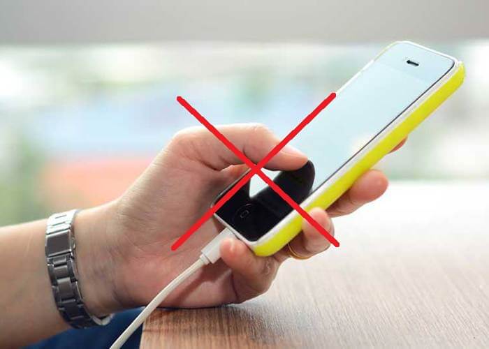 4.不要在充电时使用手机.jpg 4.不要在充电时使用手机.jpg