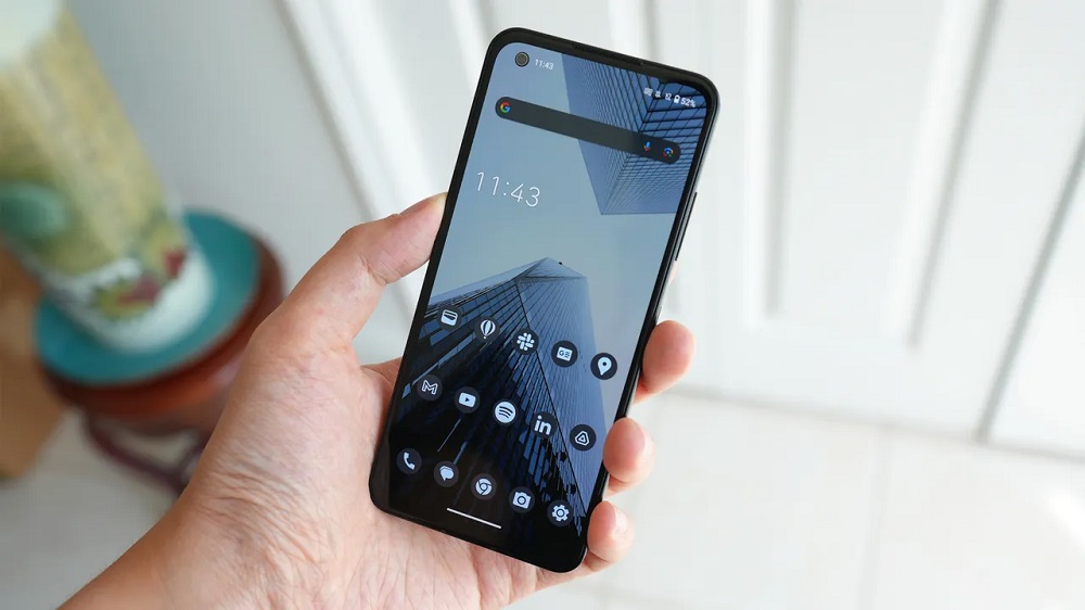 1.在窗边使用手机.jpg 1.在窗边使用手机.jpg