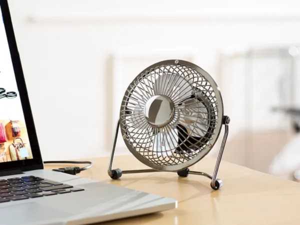 2.用小风扇给电脑降温.jpg 2.用小风扇给电脑降温.jpg