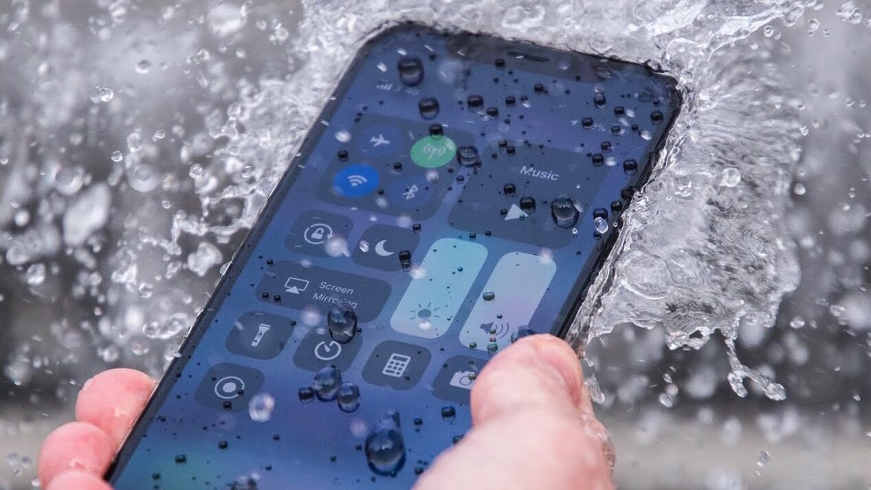 Class-action-against-Apple-iPhone-is-not-waterproof-Aroged.jpg