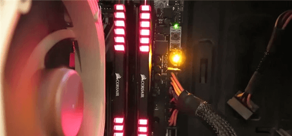 电脑主板有个黄灯一直亮着，还真不一定是故障