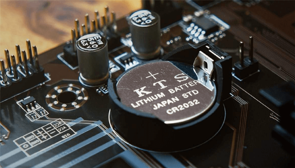 拆下主板上的按钮电池