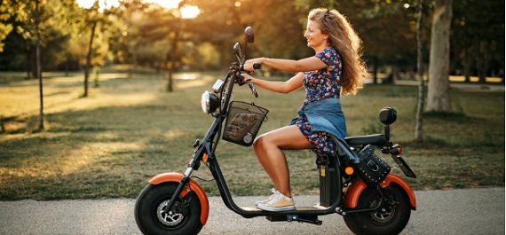 想买触屏电动摩托车？不要买了不能上路！