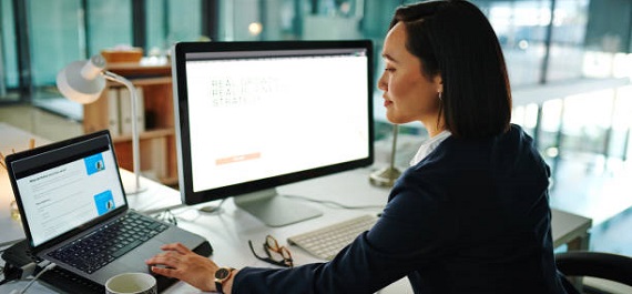 电脑显示屏怎么选？别光看刷新率