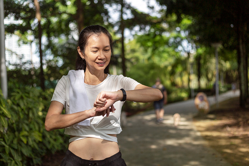 1.带着运动手环跑步.jpg 1.带着运动手环跑步.jpg