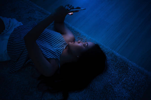 2.侧卧玩手机.jpg 2.侧卧玩手机.jpg