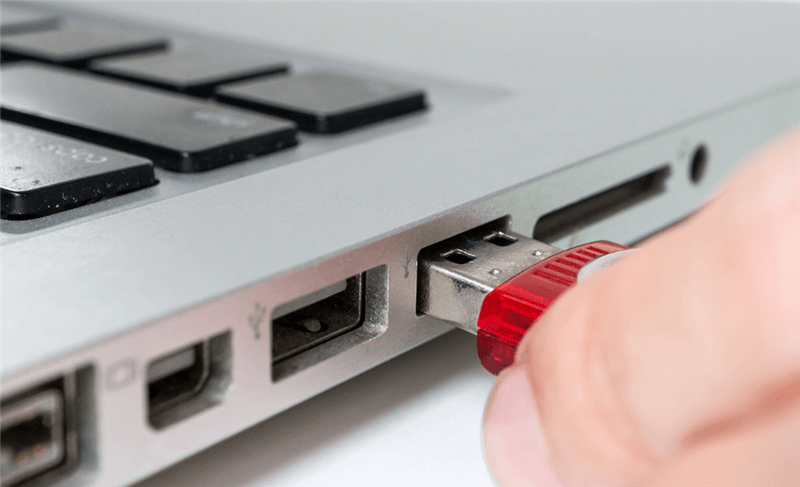 U盘插上电脑就卡死该怎么办