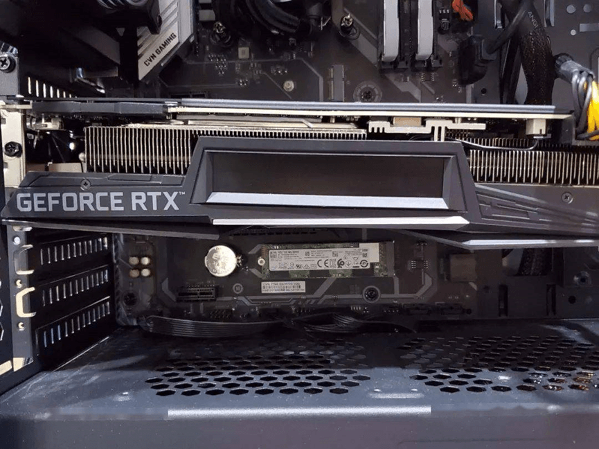 变弯或者压坏主板 PCIe 插槽 变弯或者压坏主板 PCIe 插槽