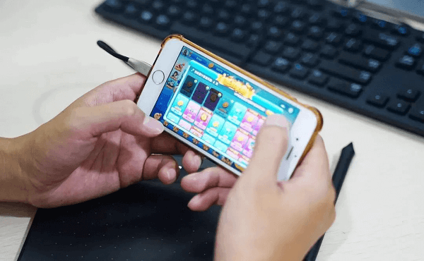 图片3.边充电边用手机.png 图片3.边充电边用手机.png