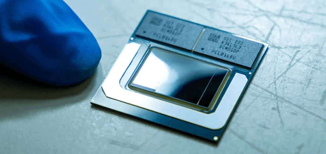 图片8.酷睿 Ultra 封装技术展示.png