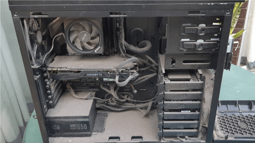 灰尘堆积的机箱.png 灰尘堆积的机箱.png