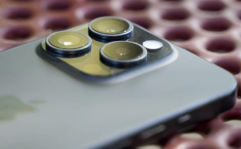 5.iPhone15的摄像头凸起 来源:Eric Zeman.jpg 5.iPhone15的摄像头凸起 来源:Eric Zeman.jpg