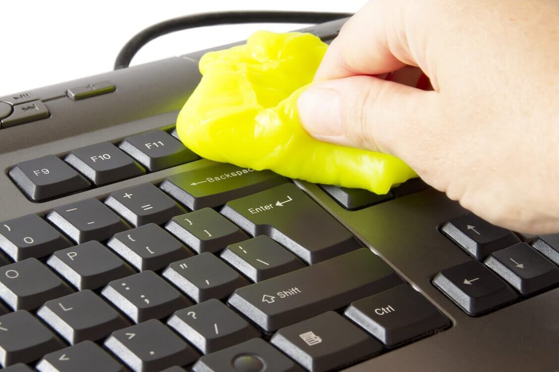 6.粘去键盘上的灰.jpg 6.粘去键盘上的灰.jpg
