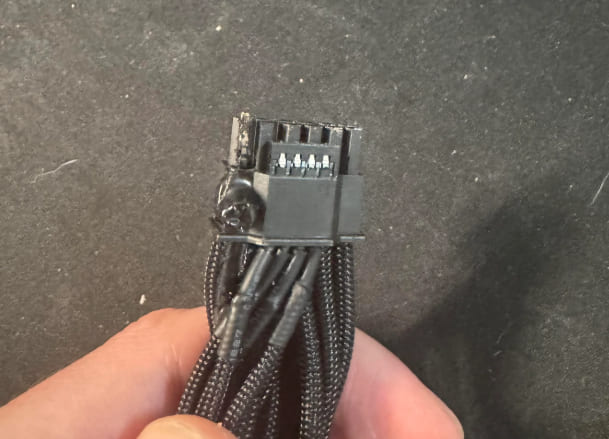 融化的电源线插头