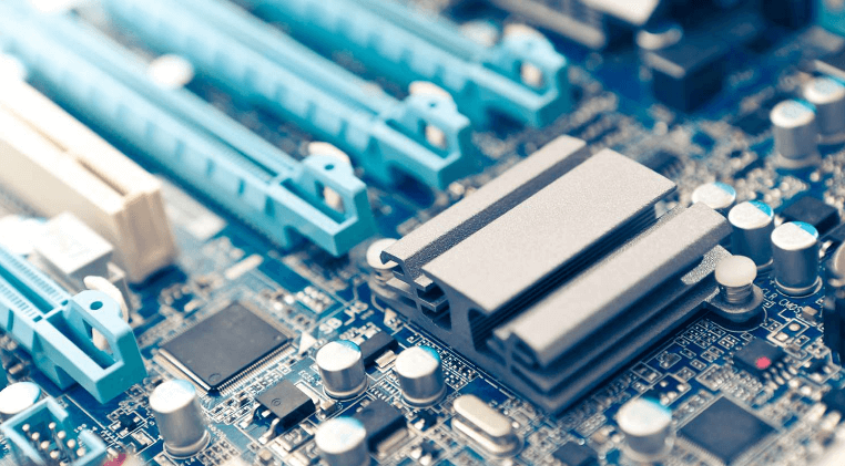 我们怎样找到主板的品牌并且更新主板驱动程序？