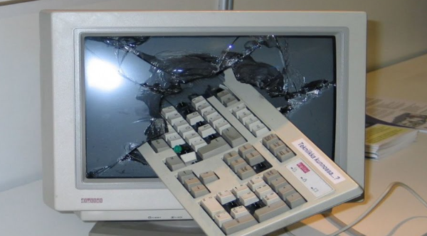 电脑一直很流畅突然非常卡，搞定硬件还不行就重装