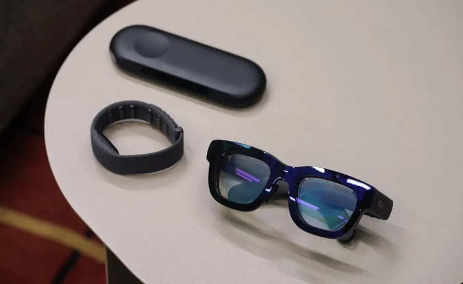 Meta 推出全新 AR 眼镜 Orion