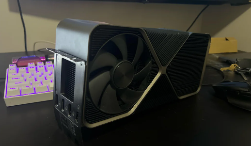 垃圾桶捡到RTX 4090 Ti原型卡，能点亮还能玩游戏？