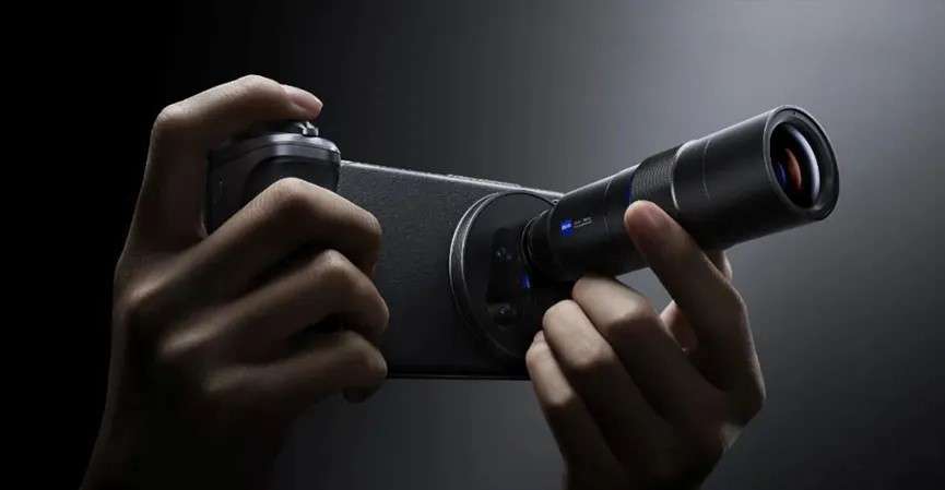 手机大厂都在玩外接镜头，真要彻底干掉传统相机？